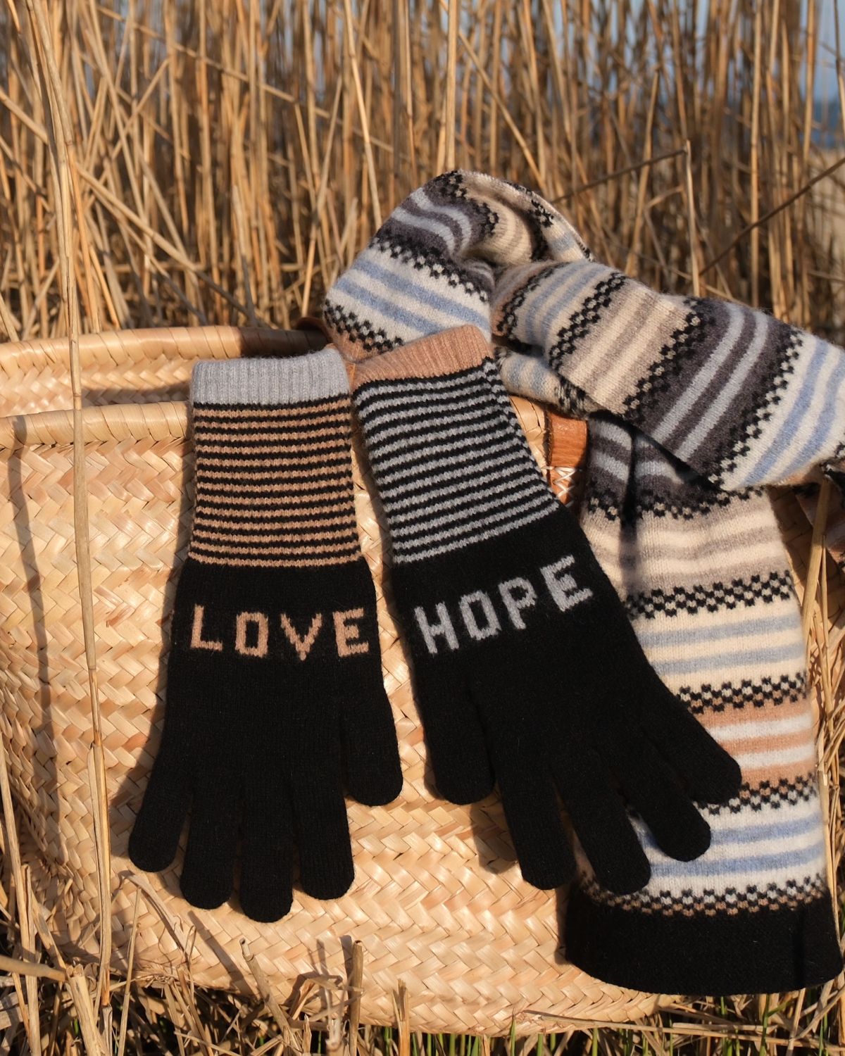 LOVE + HOPE CONTRAST GLOVES FOSSIL