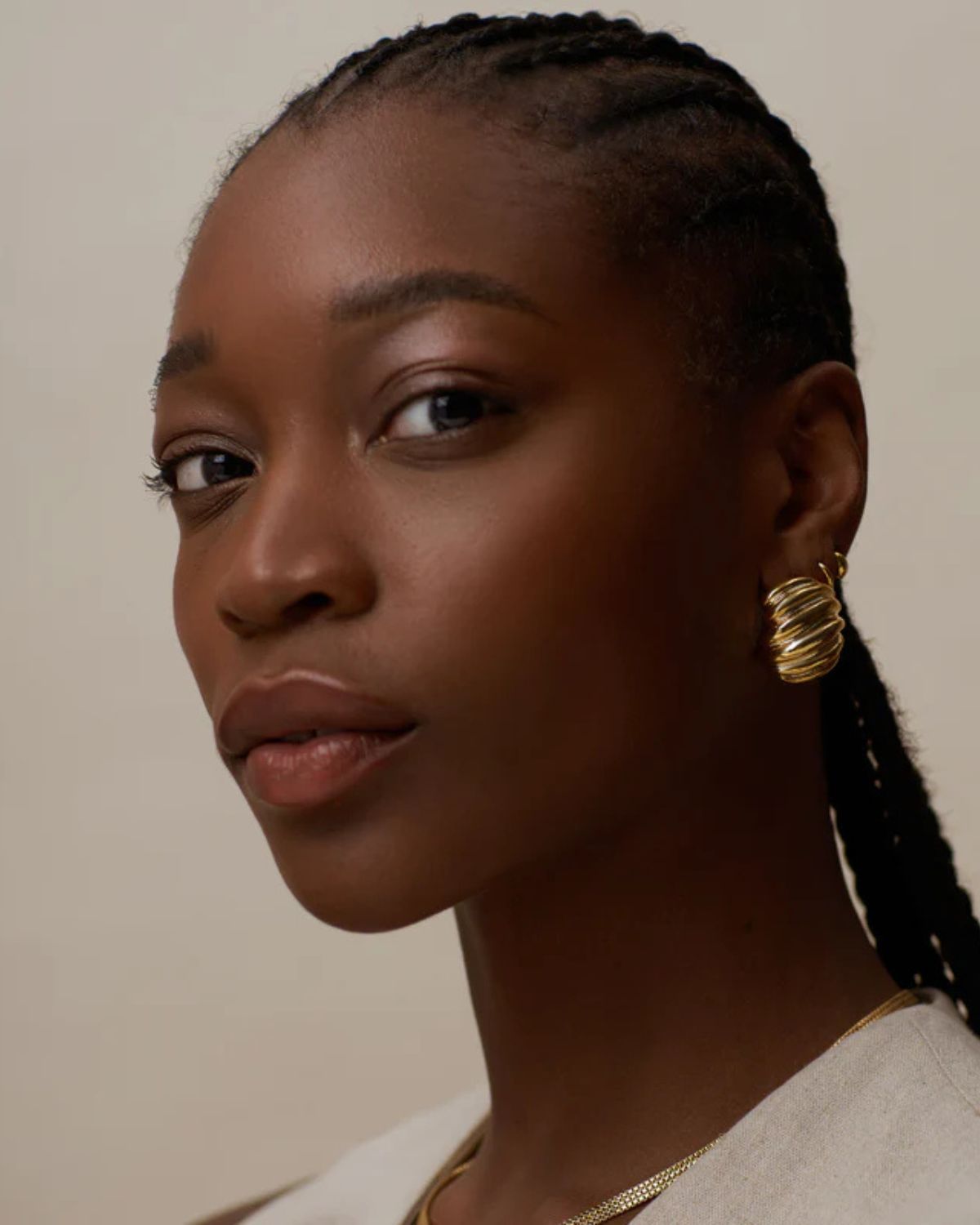 TEXTURED DOMED STATEMENT STUD GOLD