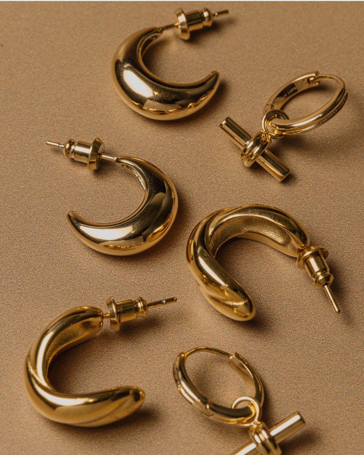 POLISHED CROSSOVER HOOP GOLD