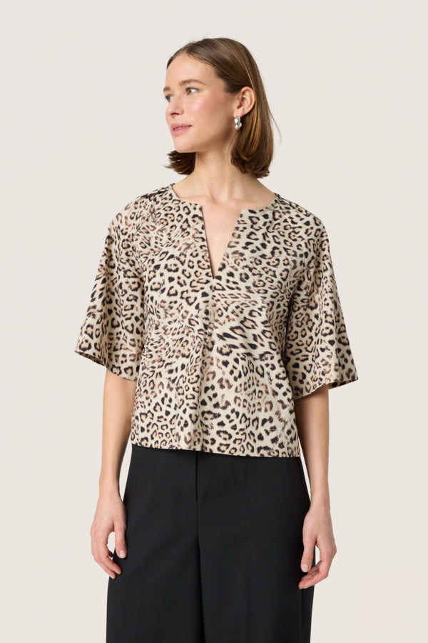 JALINA BLOUSE SS LEOPARD PRINT