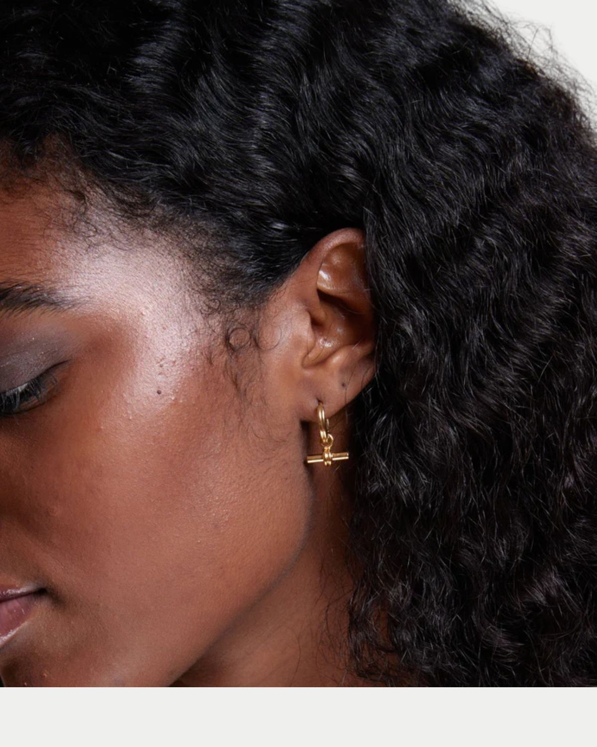 LUXE LINEAR T-BAR DROP HOOP GOLD