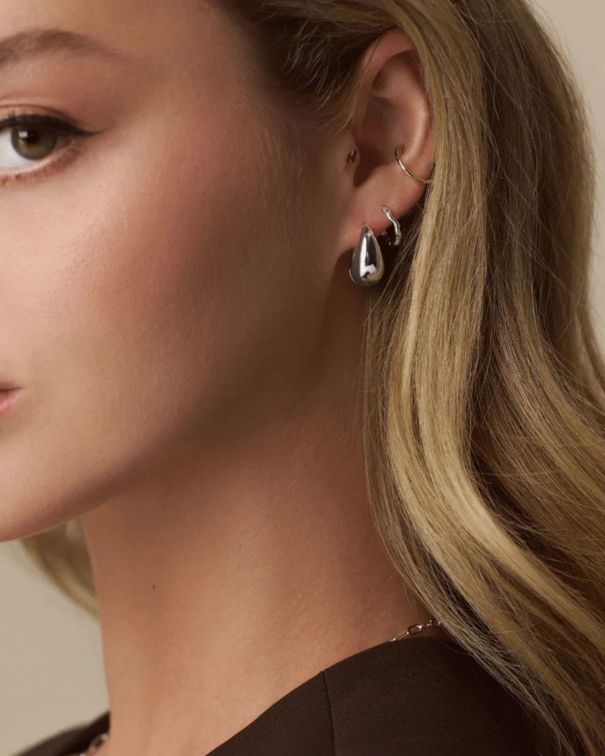 ROUND WAVE CHUNK HOOP EARRINGS
