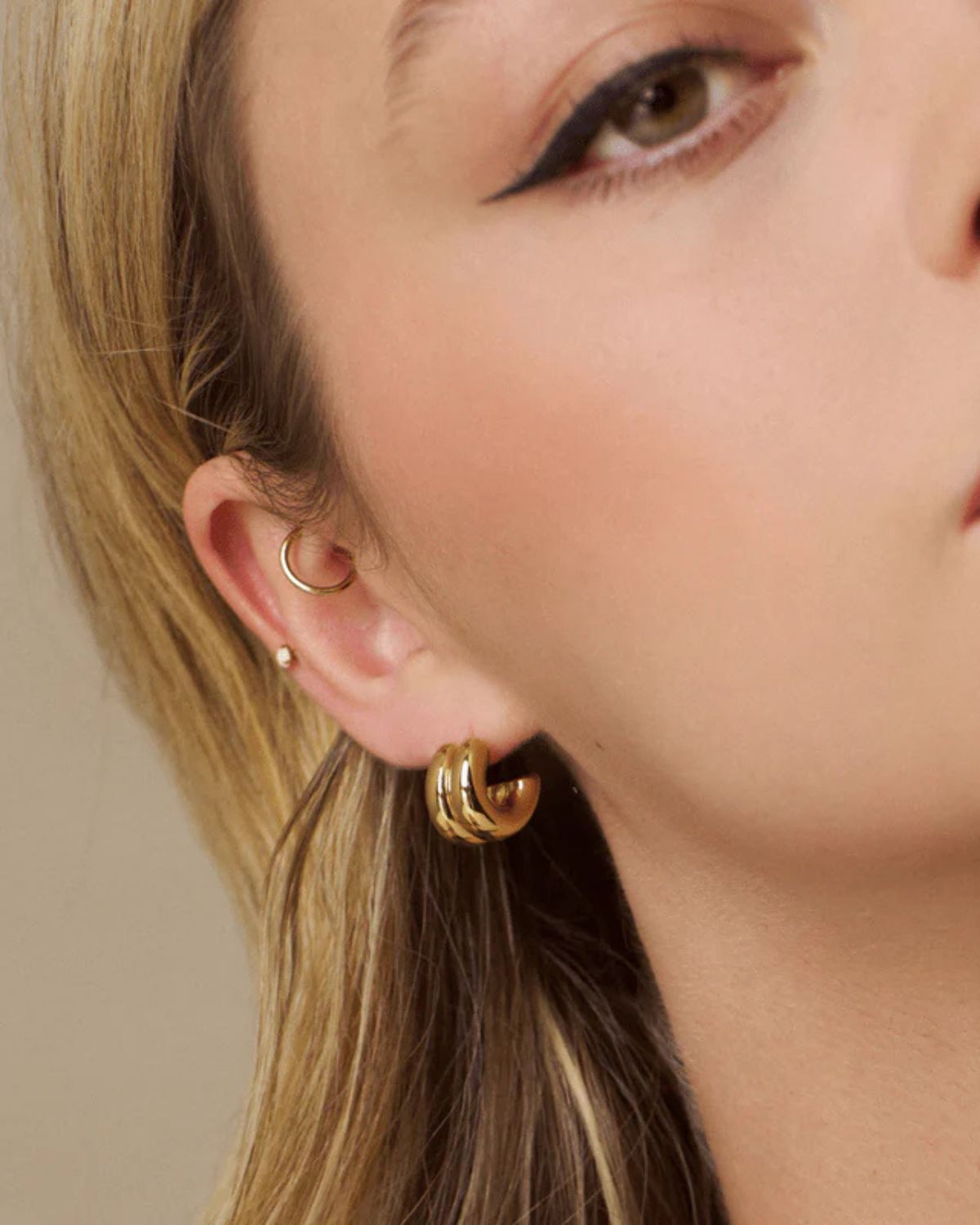 LUXE POLISHED LINEAR CHUNKY HOOP GOLD
