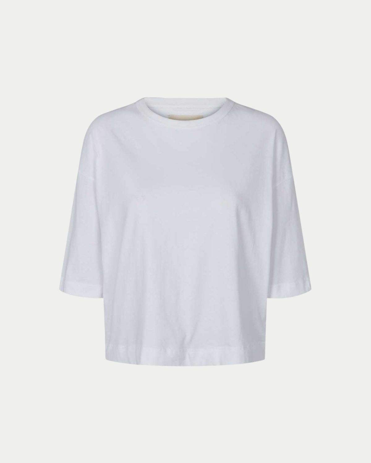 A white, basic Boxy-fit T-shirt with 2/4 a-shaped sleeves, O-neck, and logo embroidery on the sleeve edge.