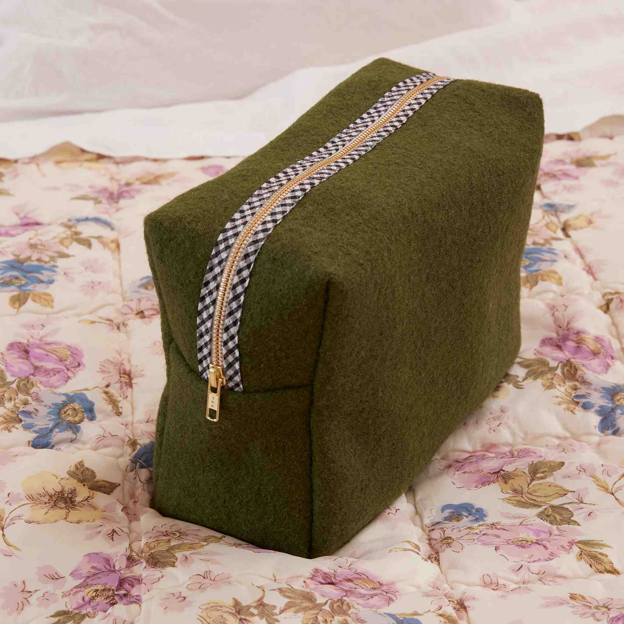 BIG OLIVE WASH BAG