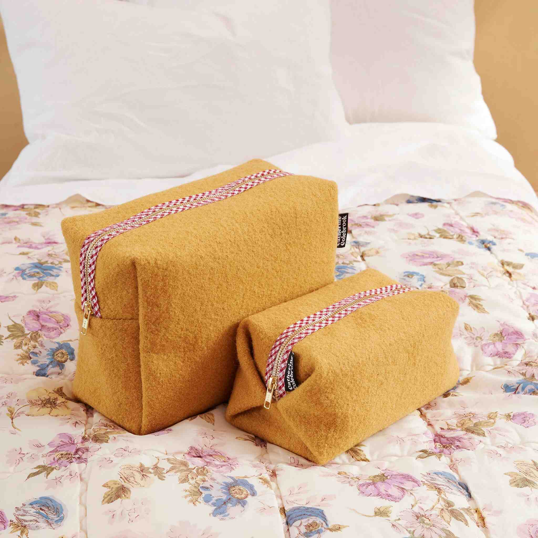 BOXY MUSTARD WASH BAG