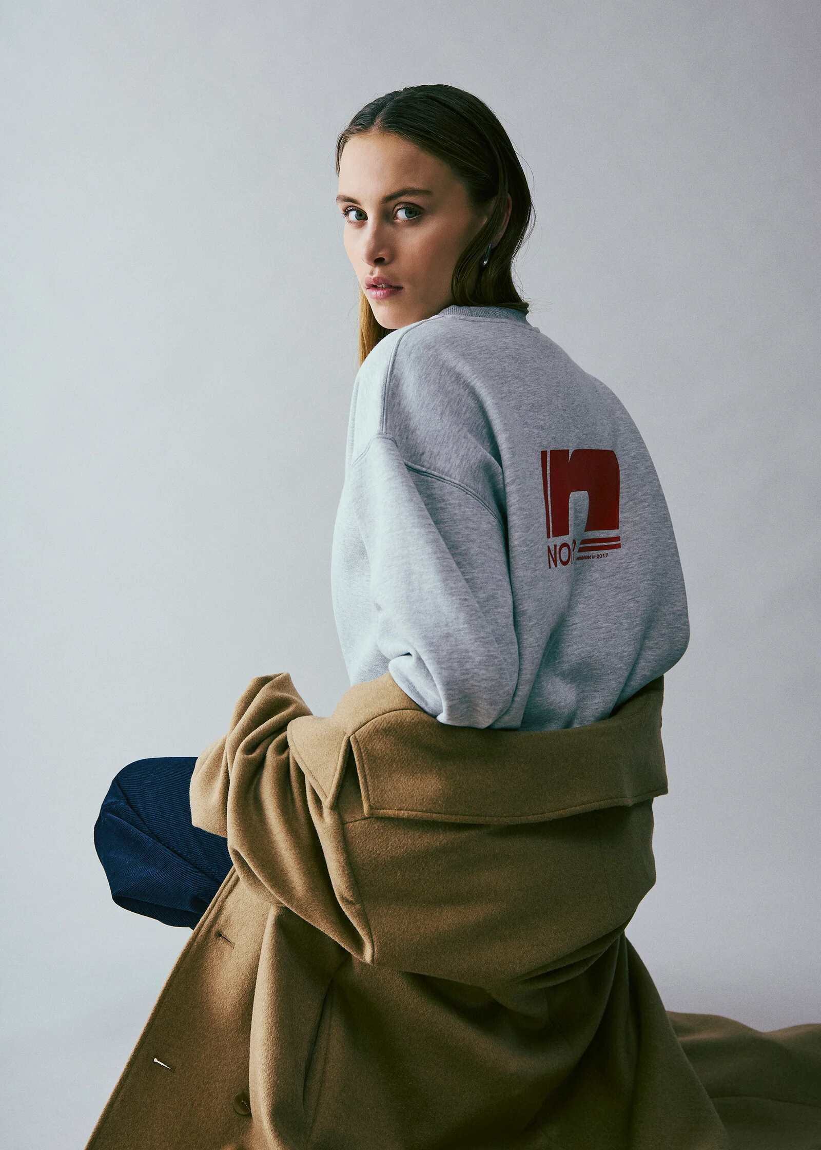 DAPHINE SWEAT TOP LIGHT GREY WITH RED
