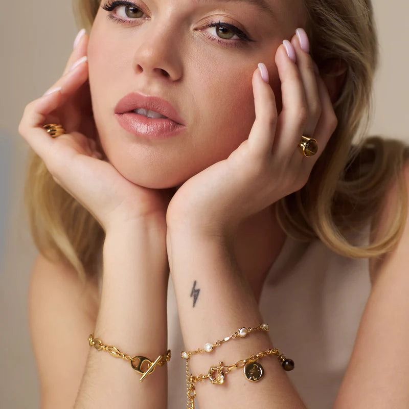 MIXED CHARM & TIGERS EYE BRACELET GOLD