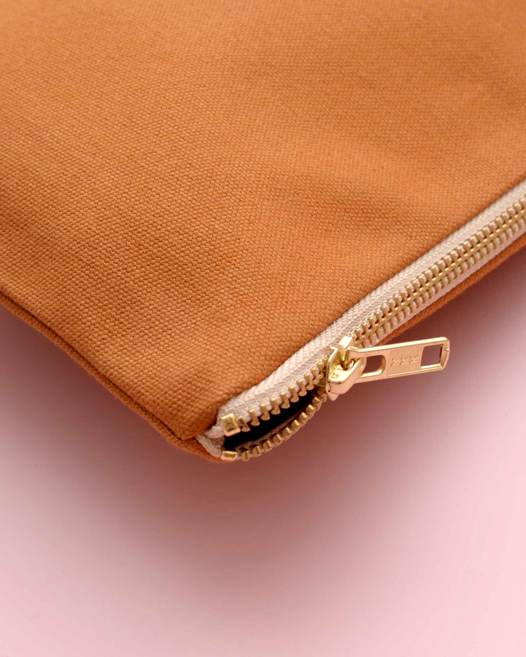 ZIP POUCH ESSENTIALS TAN
