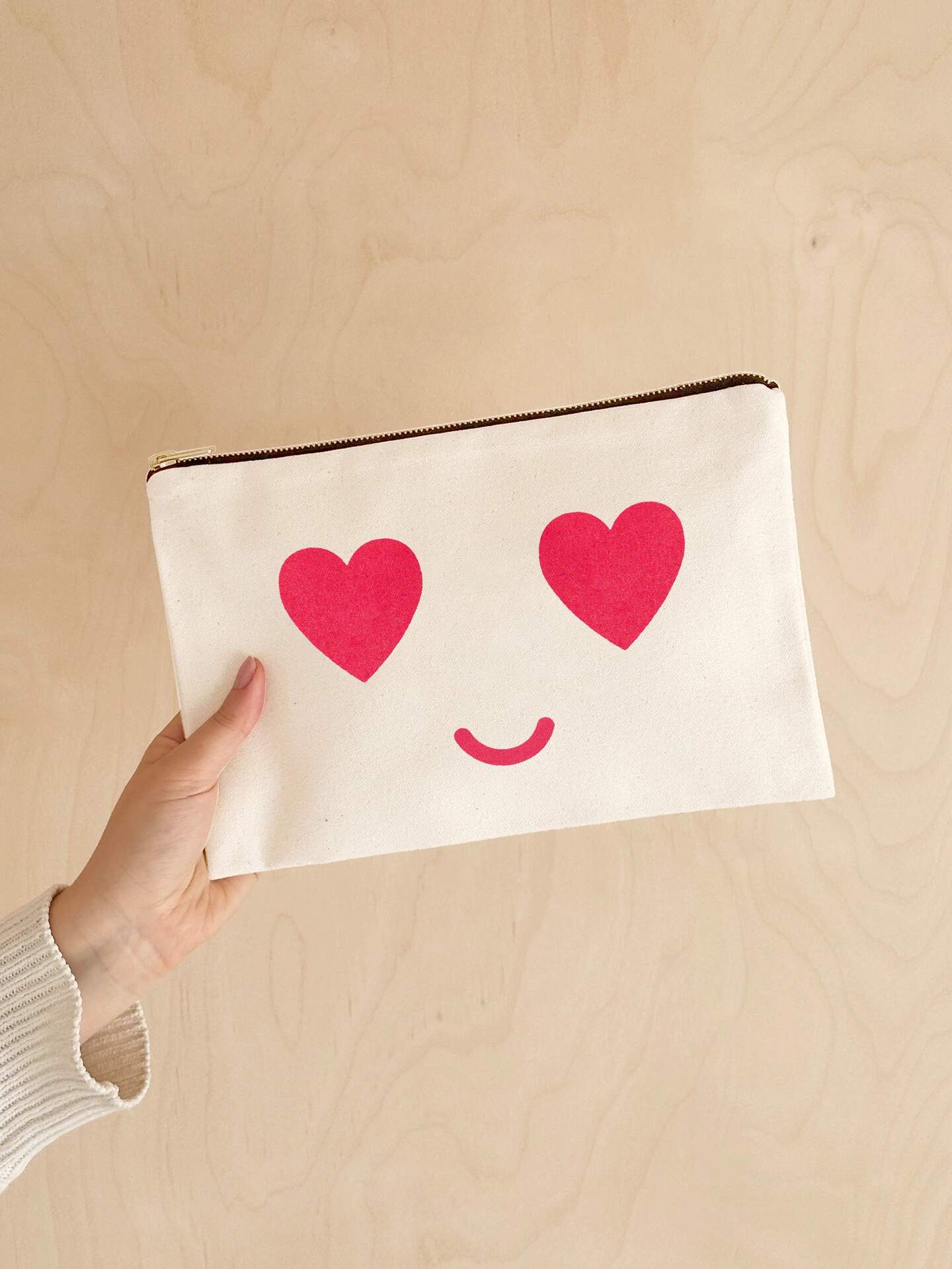 ZIP POUCH HEART EYES