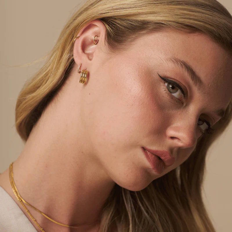 LINEAR SMALL HOOP EARRING GOLD