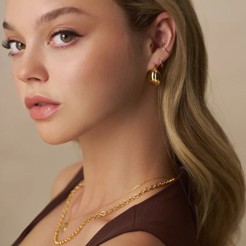SMALL INTERLOCKING HOOP EARRINGS GOLD