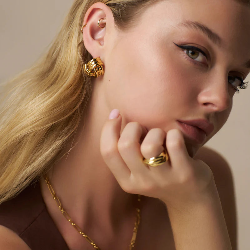 INTERLOCKING STATEMENT STUD EARRING GOLD