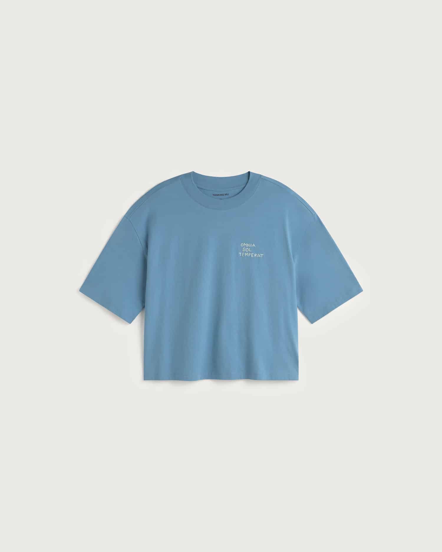 Boxy blue tee with OMNIA SOL TEMPERAT emroidered on chest